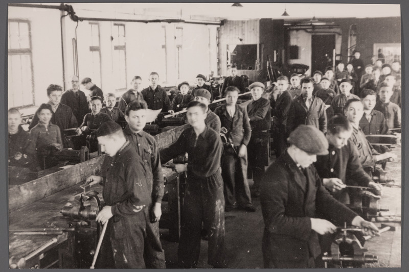 Kuressaare Tööstuskooli I õppeaasta metallitöö- ja ehitusosakonna õpilased õppetöökojas.