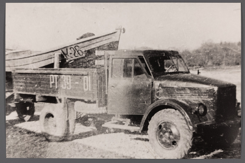 Kingissepa Tehnilise Erikutsekooli nr.3 paat viiakse randa 1960.a.