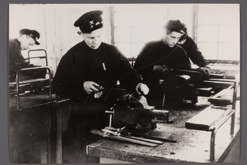 Kingissepa Põllumajanduse Mehhaniseerimise Tööstuskool nr. 2 tootmisõpetuse tund lukksepatöös 1954.a.