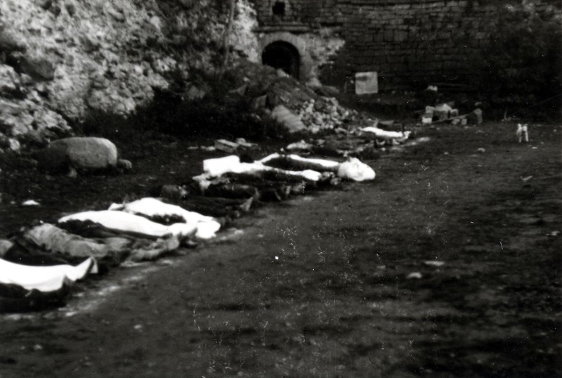Osa kommunistliku veretöö ohvrite surnukehi Kuressaare kindluse hoovis.