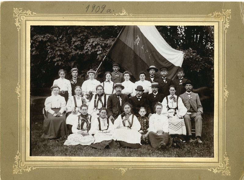 Kärla laulukoor laulupeol Kuressaare pargis