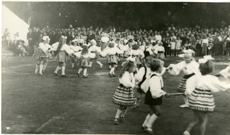 Mudilasrühm esinemas rajooni laulu- ja tantsupeol