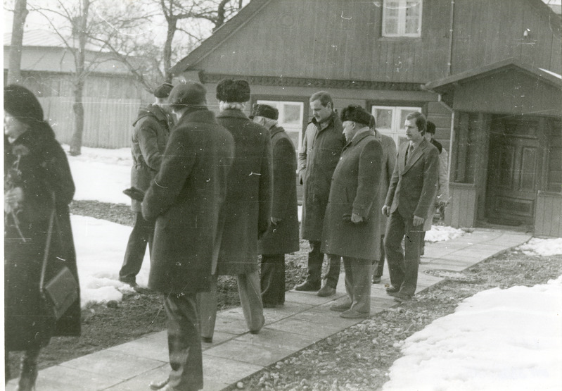 Viktor Kingissepa Memoriaalmuuseumi avamine: Arnold Allik külalistega õues.