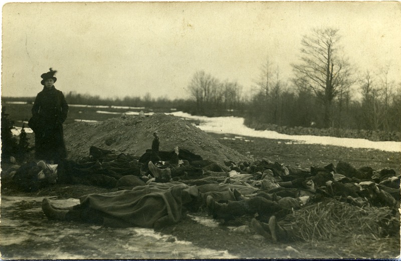 Saaremaa 1919.a. mässu ajal karistussalga poolt tapetud Upa karjamaal. Laipade juures seisab naisterahvas.