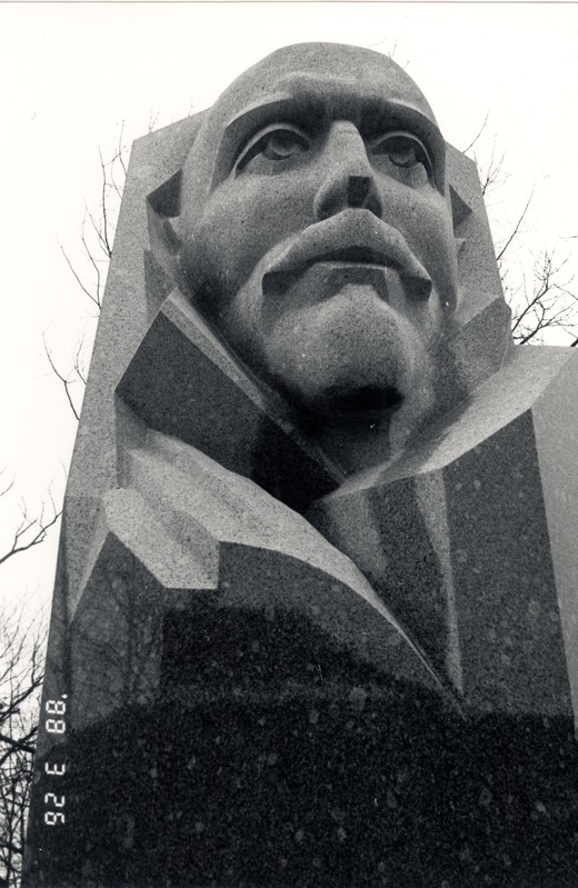 Viktor Kingissepa monumendi avamine Kuressaare kesklinnas 26.03.1988: lähivaade monumendile.