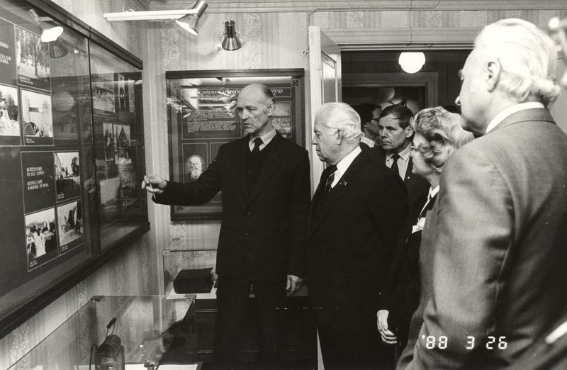 Viktor Kingissepa Memoriaalmuuseumi põhiekspositsiooni hoone avamine 26.03.1988: valitsusdelekatsioon 1. saalis.