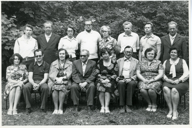 Õpetajate üritused väljaspool kooli: Saaremaa koolide direktorid 1979.a. juunis Tõllustes.