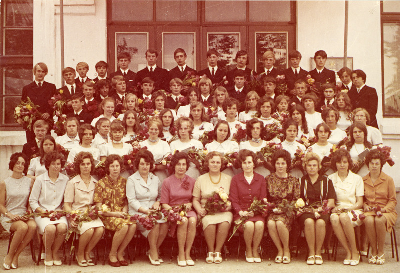 Kuressaare 8-kl. Kooli lõpetajad ja õpetajad. 1972.a.