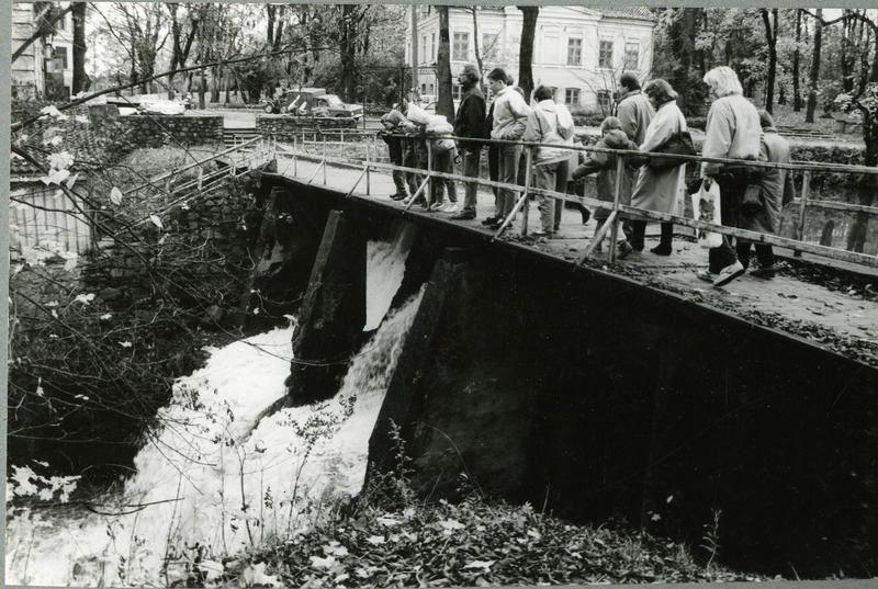 Saaremaa Muuseumi töötajate ekskursioon Lätti 1990: osavõtjad Kuldiga endise vesiveski tammil.