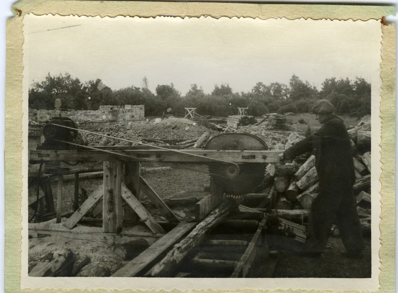 Maleva kolhoos: Piheli poolt konstrueeritud elektrisaega  seinaplokkide väljasaagimine sigala ehitusel