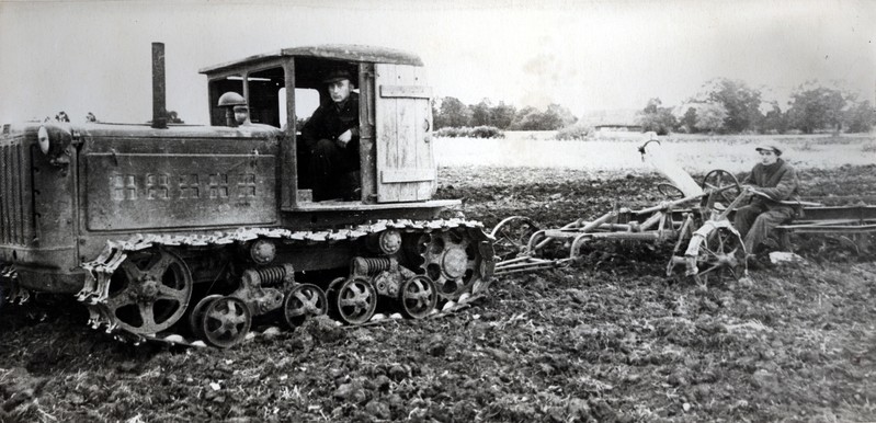 Maleva kolhoos: Arkadi Virveste traktoril kesa korduskündi tegemas