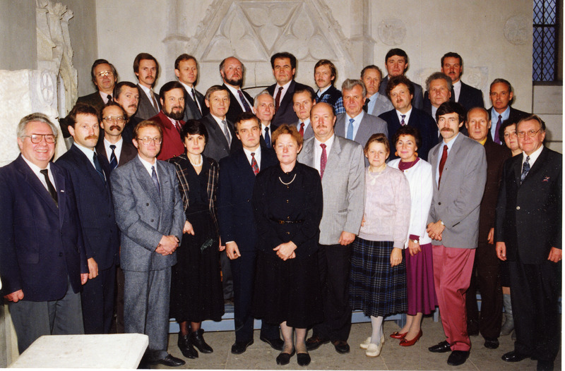 Saare Maakonna volikogu viimasest istungist osavõtjad koos maavalitsuse liikmetega Kuressaare linnuses. 1993.a.