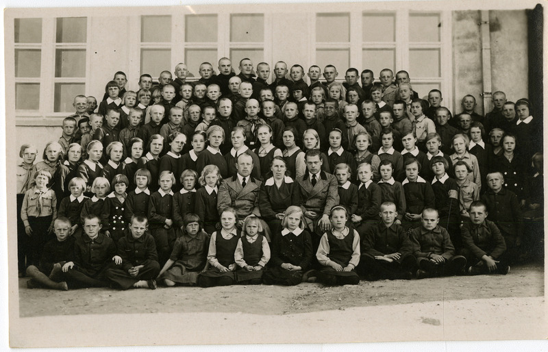 Randvere algkooli õpilased 1938.a. Keskel õpetajad Antonie Kirss, Aleks Kivi.