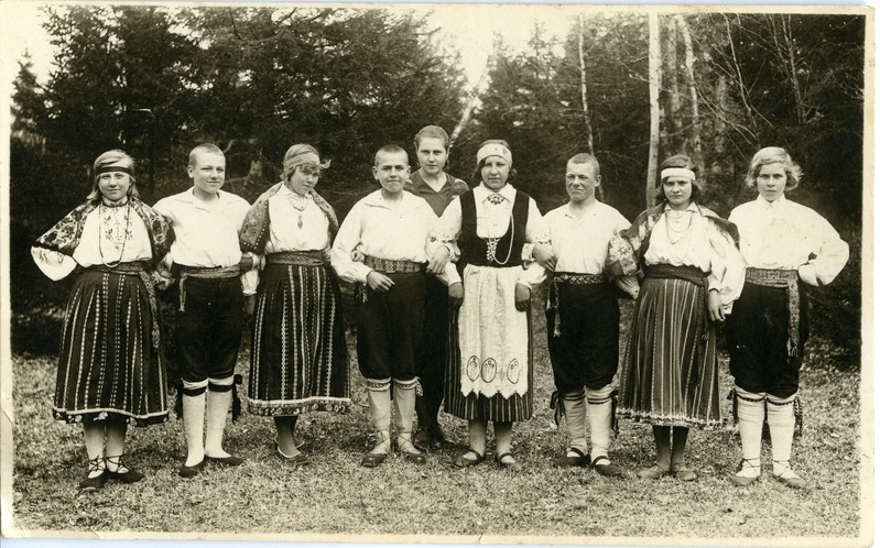 Kotlandi haridusseltsi "Ärataja" segarahvatantsurühm 1933.a. kevadel.