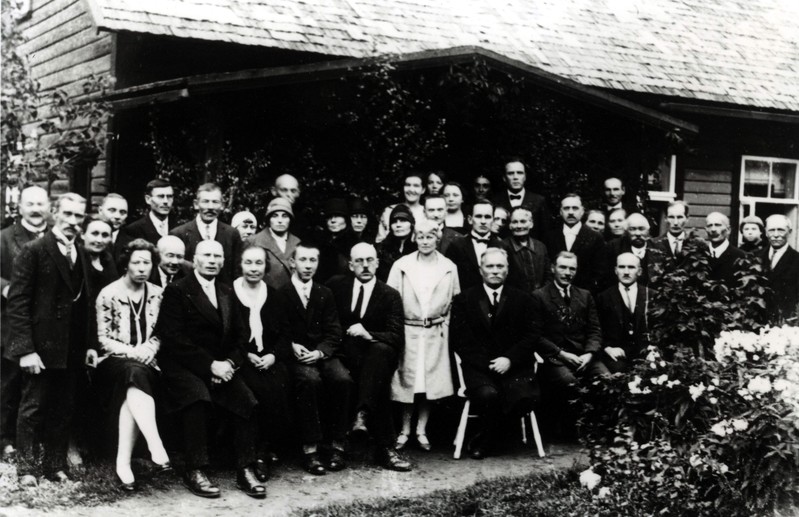 Audaku leprosooriumi 30. aastapäevast ja Hendrik Kõrge 30. tööjuubelist osavõtjad perekond Kõrge elumaja ees septembris 1929.a.