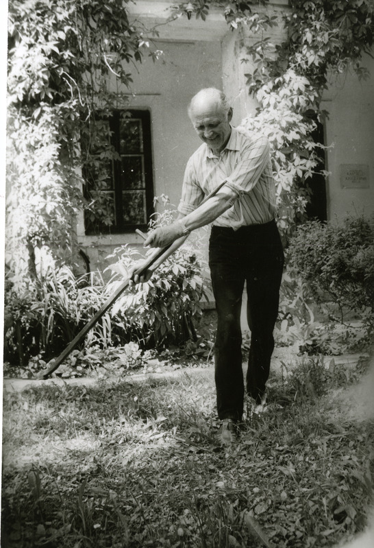 Arnold Allik kantseleihoone ees muru niitmas 1986.a.