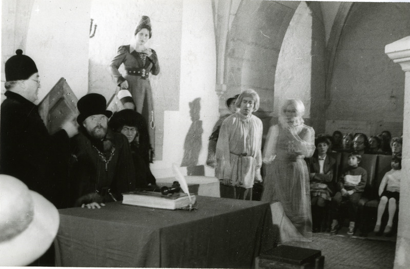 Stseen Estonia teatri etendusest Raeooper Kuressaare linnuse kapiitlisaalis 1986.a.