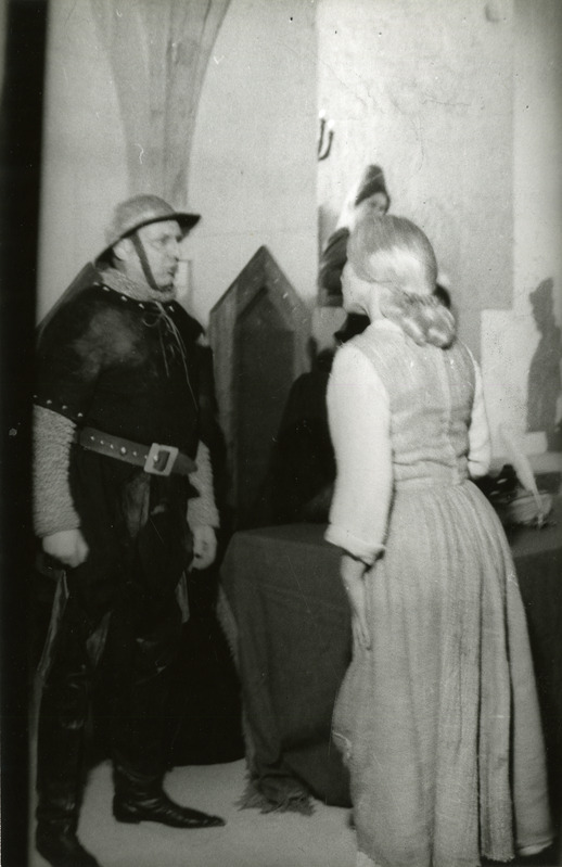 Stseen Estonia teatri etendusest Raeooper Kuressaare linnuse kapiitlisaalis 1986.a.