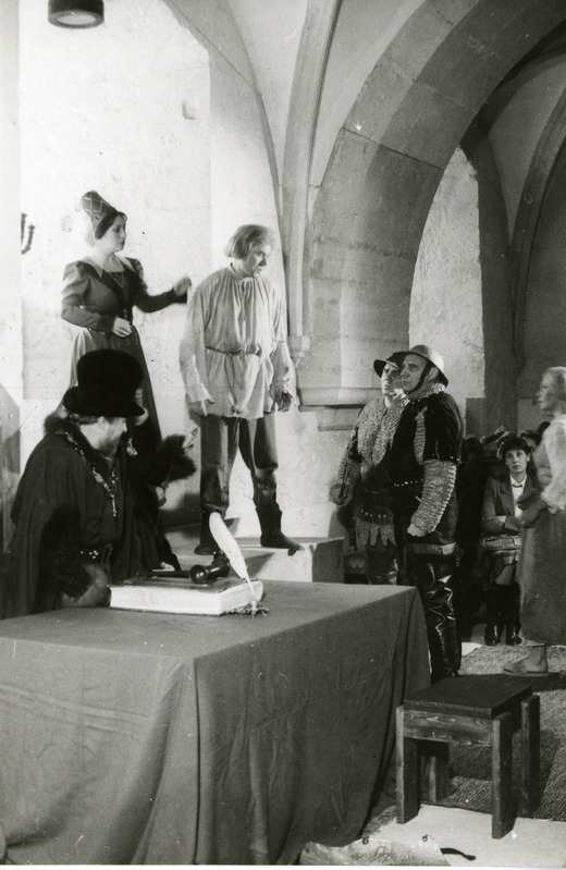 Stseen Estonia teatri etendusest Raeooper Kuressaare linnuse kapiitlisaalis 1986.a.