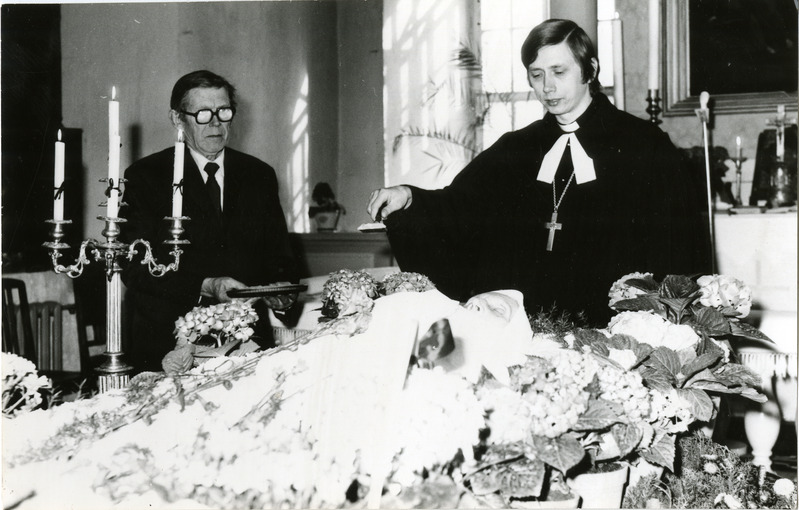 Pastor Joel Luhamets matusetalitust läbi viimas.