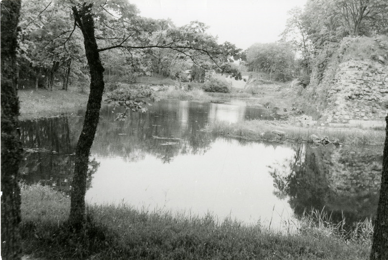 Kuressaare kindluse loodepoolne vallikraav, esiplaanil Läänebastioni nurk