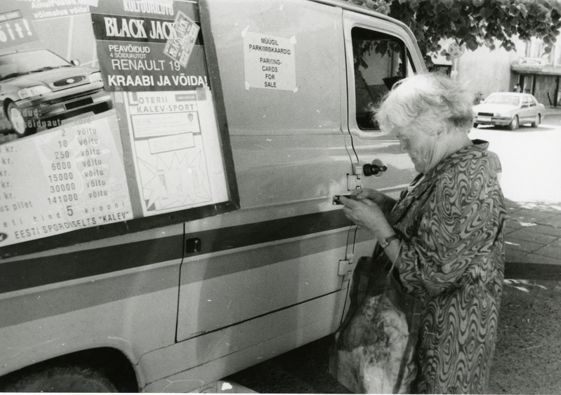 Loteriipileti ostmine kaubamaja juures seisvast autost