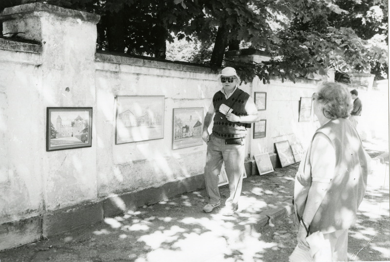 Ain Varese maalide näitusmüük kiviaial Vabadussõjas monumendi juures