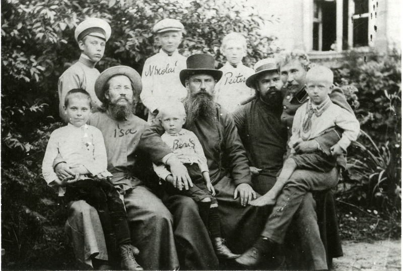 Preester Vassili Russ(hiljem Tammistu) poegade ja tuttavatega 1913.a. paiku Laimjala preestrimaja aias.