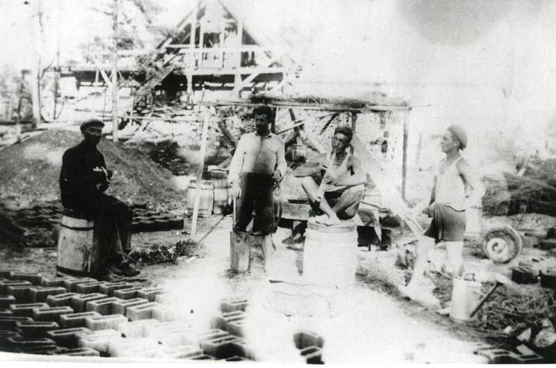 Valjala veski ehitamiseks minevate tsementkivide valmistamine