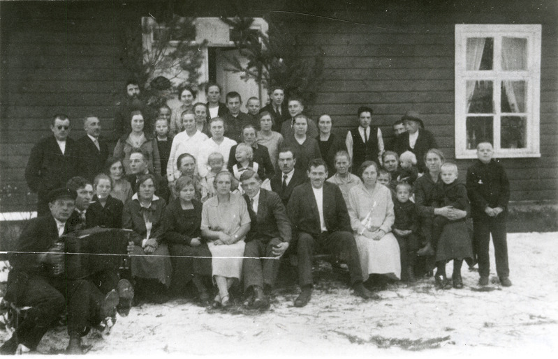 Hermiine Vöö ja Dimitri Grummi pulmaseltskond Andruse talu elumaja ees Koimlas. 1927.a. jõulud.