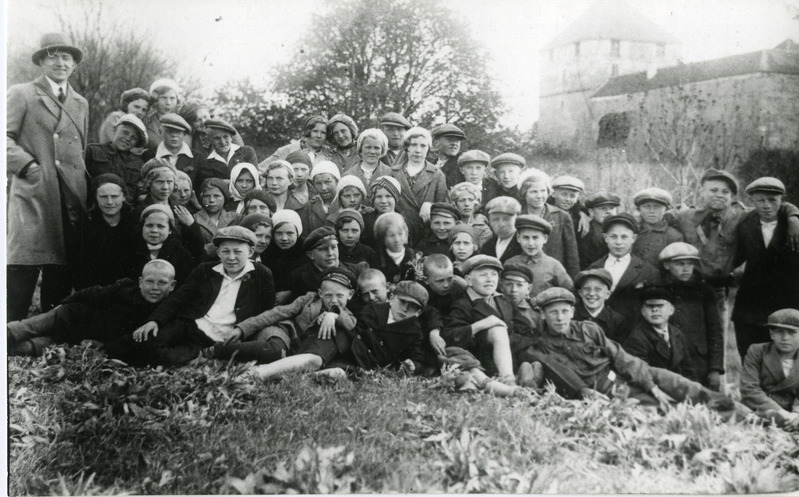 Taritu algkooliõpilased ekskursioonil Kuressaare kindluse Läänebastionil