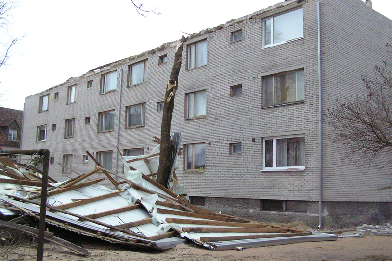 2005. aasta jaanuaritorm: katuseta jäänud korterelamu Pikk t. 17