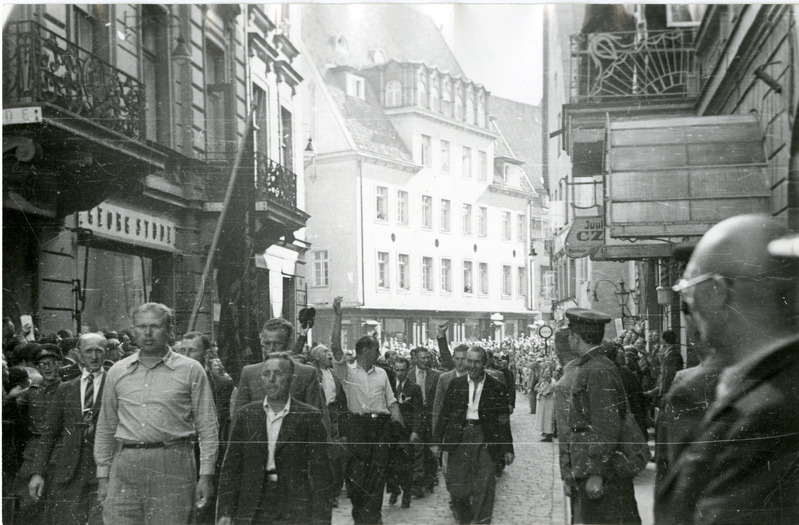 Demonstratsioon Tallinnas NSV Liidu saatkonnast möödumas