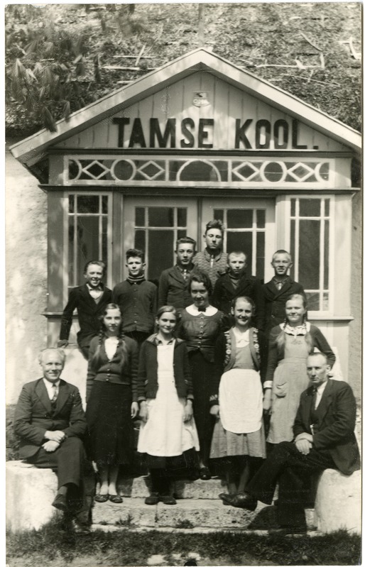 Tamse algkooli õpilased koolimaja ukse ees