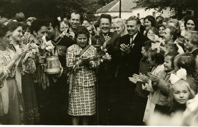 Moldaavia kunstinädal Saaremaal 1963. aasta suvel: pärast kontserti Lossihoovis