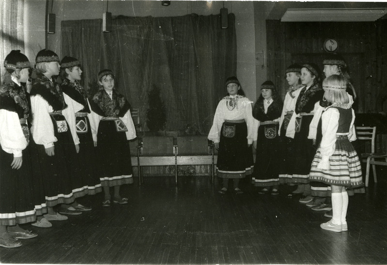 Folkloorifestivali Baltica`89 Saaremaa päevade eelvoor: esineb Kuressaare II Keskkooli rahvalauluansambel Rannala