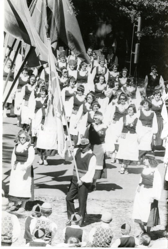 Saaremaa laulupäev: segakoor "Lyra" marssimas laululavale. 1979.a.