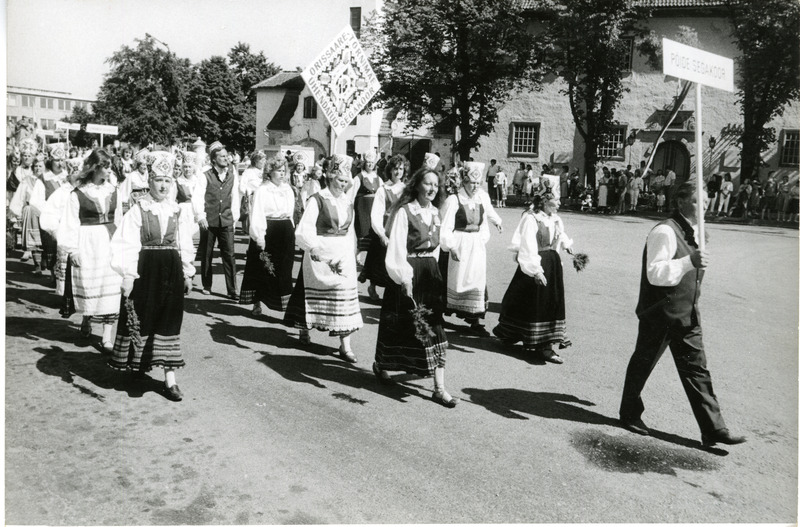 Saaremaa laulupidu: Orissaare-Tornimäe ühendatud segakoor keskväljakul