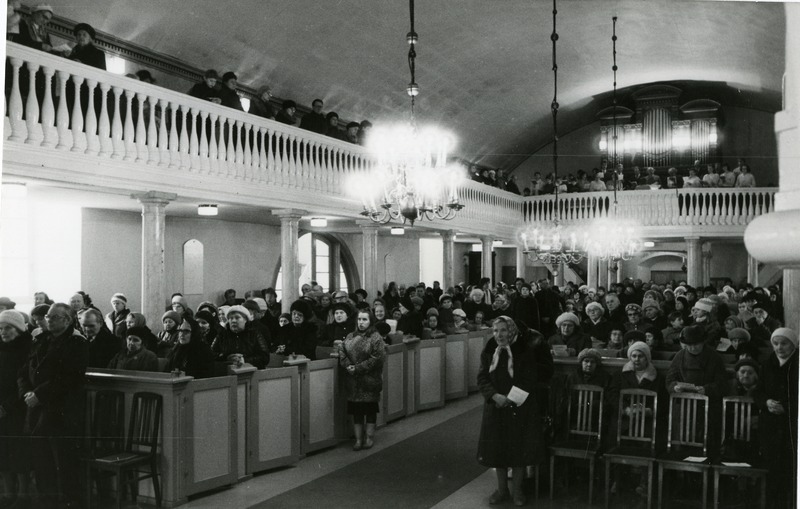 Kuressaare Laurentiuse kirik: vaade rahvale kirikus. 24.02.1990.a.