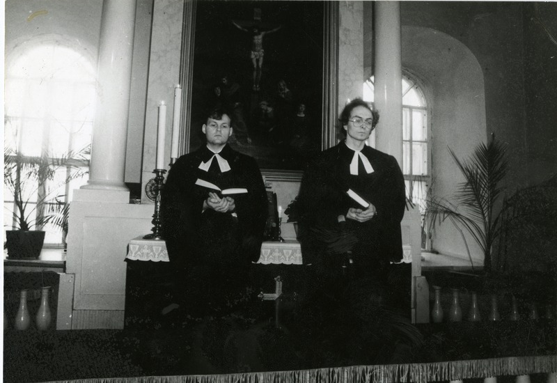 Kuressaare Laurentiuse kirik: pastorid kõnelemas. Paremal Jaan Tammsalu. 24.02.1990.a.
