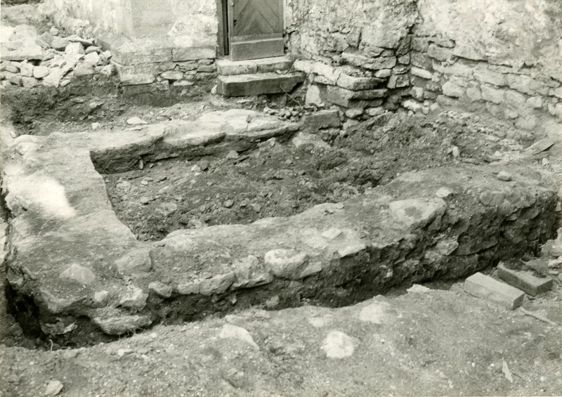 Arheoloogilised kaevamised Püha kiriku juures