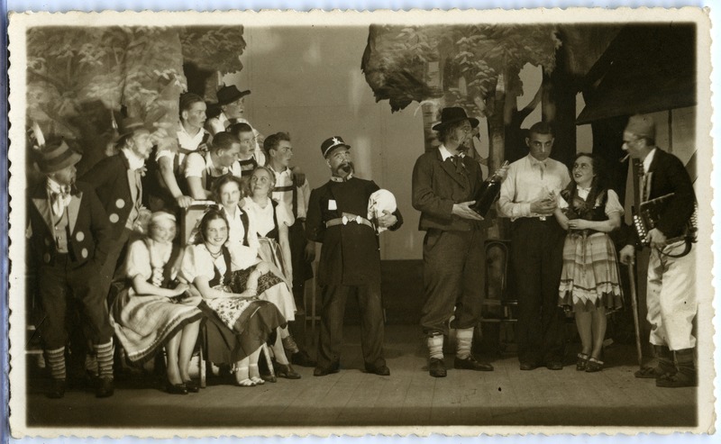 Kuressaare Teater: stseen operetist Lõbus talupoeg