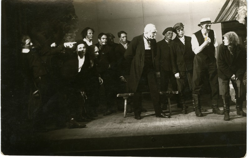 Kuressaare Teater: stseen lavastusest Kevade