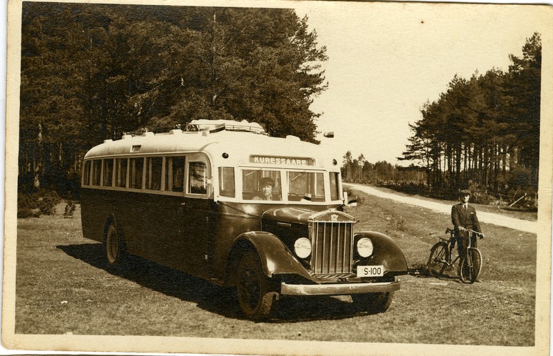 Kuressaare-Kuivastu liinibuss Kaarma kalmistu teeristis