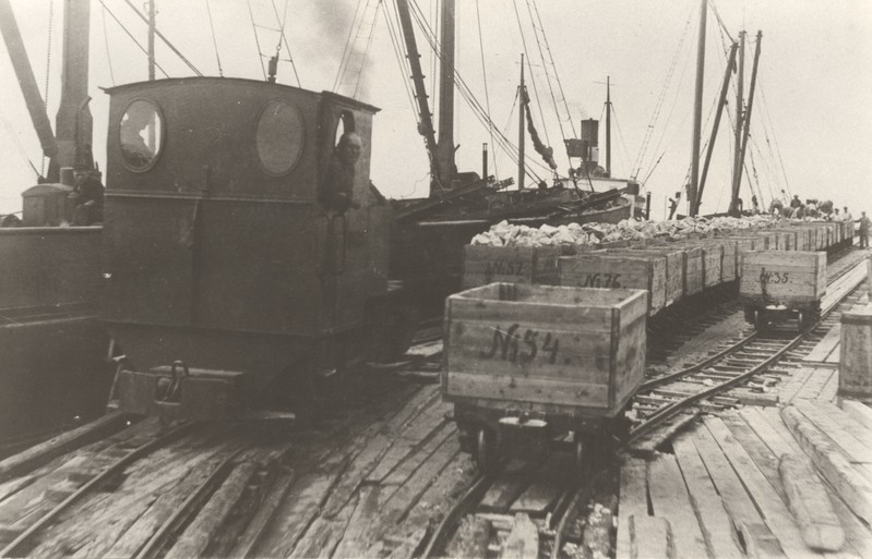 Auruvedur Ants lubjakivi vagonettidega Jaagarahu sadamas