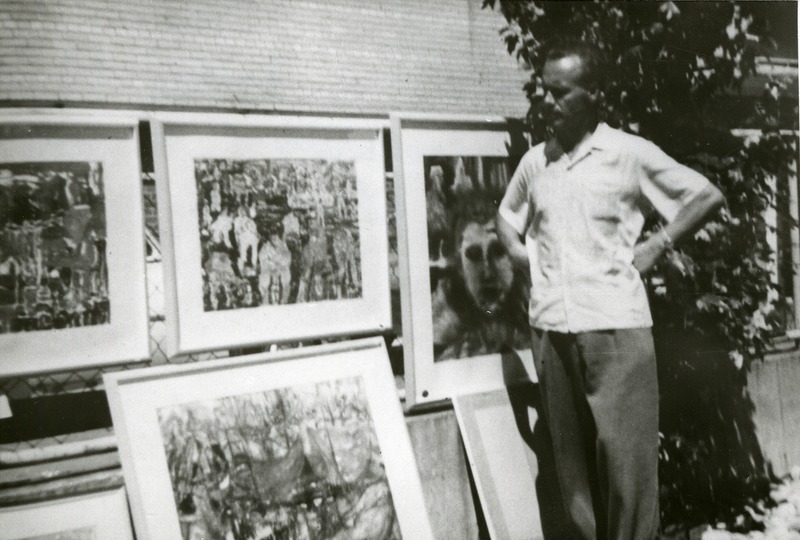 Osvald Timmas oma teostega Torontos esimesel vabaõhukunstinäitusel