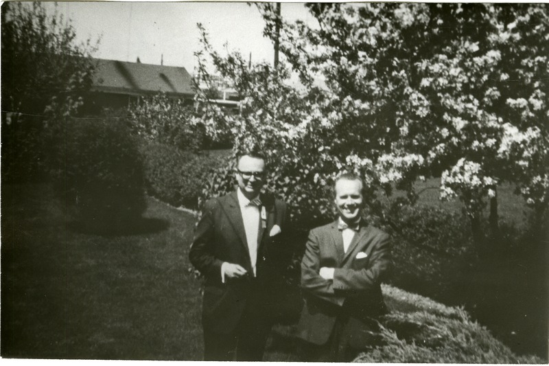 Osvald Timmas (paremal) sõbraga koduaias