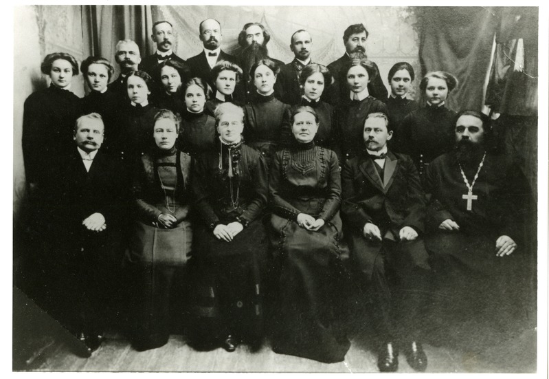 Kuressaare Tütarlaste Gümnaasiumi abituriendid ja õpetajad 1911.a.