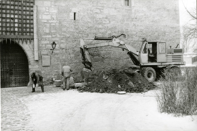 Ekskavaator lossi ees soojustrassi kraavi kaevamas