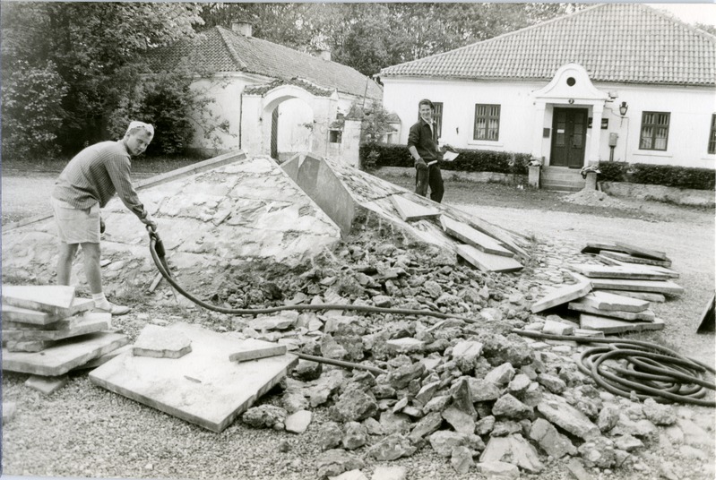 II maailmasõja mälestusmärgi lammutamine Lossihoovis